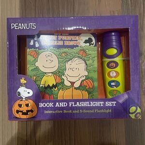 Peanuts: It's the Great Pumpkin, Charlie Brown Book and Flashlight Set 5-Sound